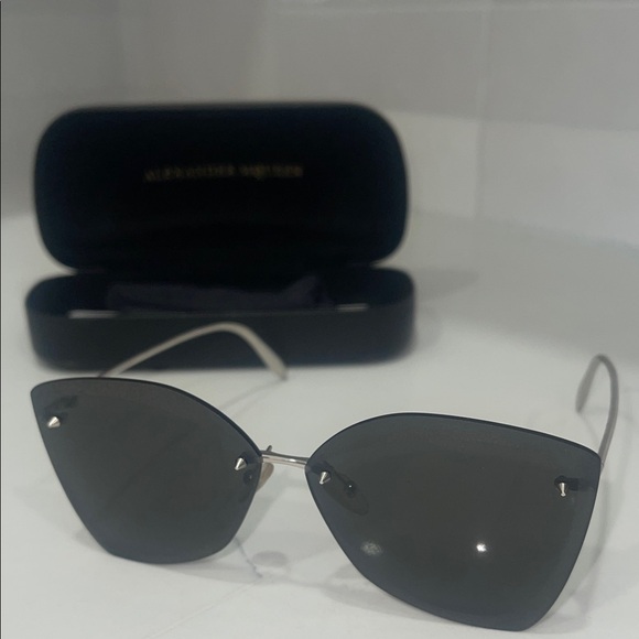 Alexander McQueen Dark Gray Sunglasses - Picture 4 of 8